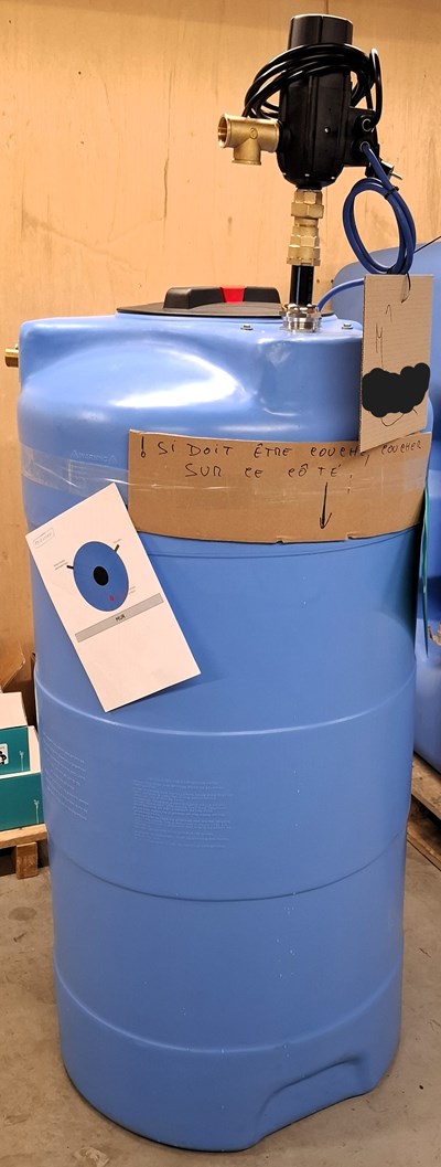 Groupe de surpression avec réservoir de stockage